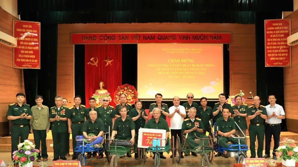 General Department of Logistics and Technology presents gifts to war invalids and sick soldiers in Ninh Binh and Hung Yen.