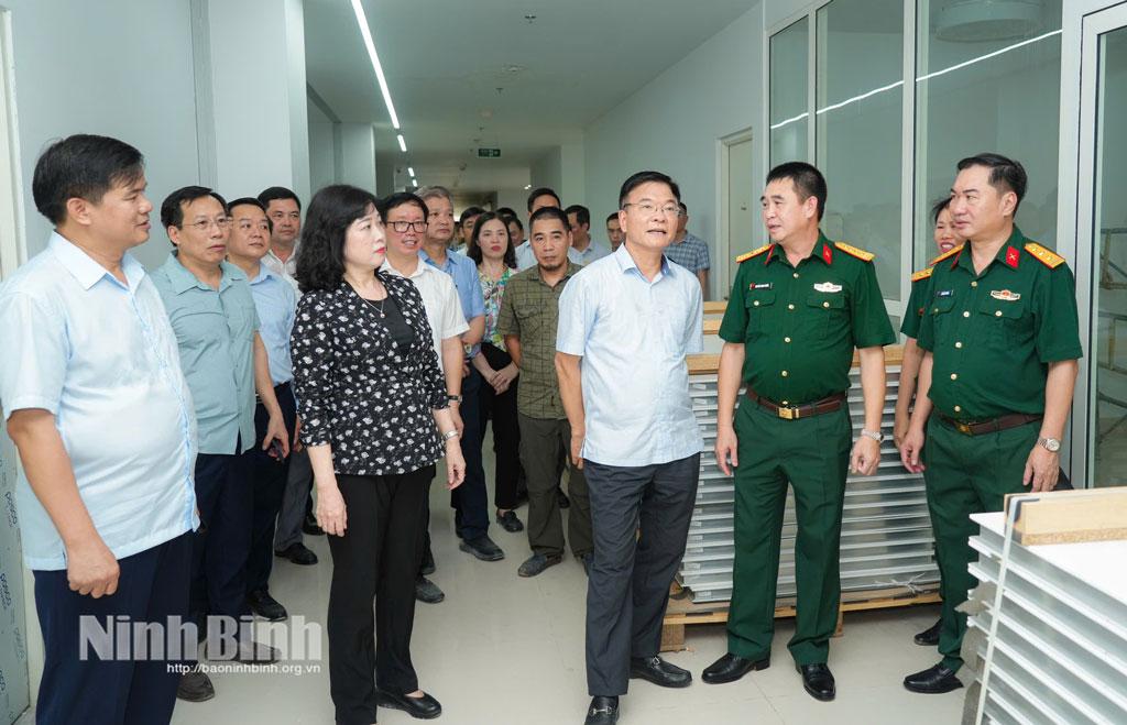 Deputy PM Le Thanh Long inspects progress of construction at second Bach Mai Hospital.