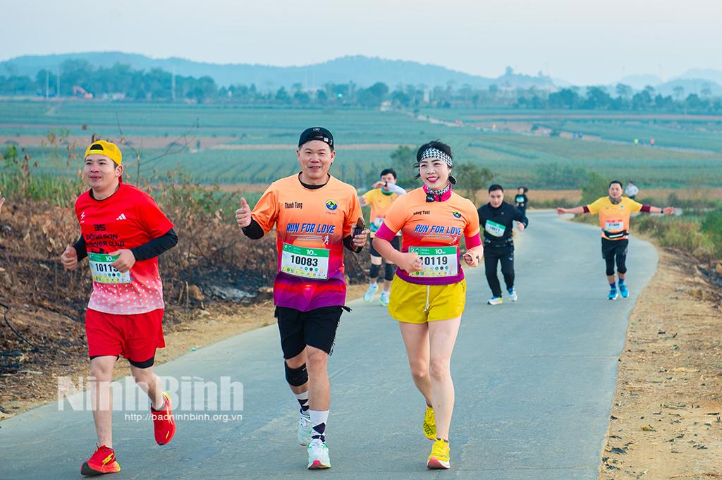 Runners joining in Tam Diep half Marathon.
