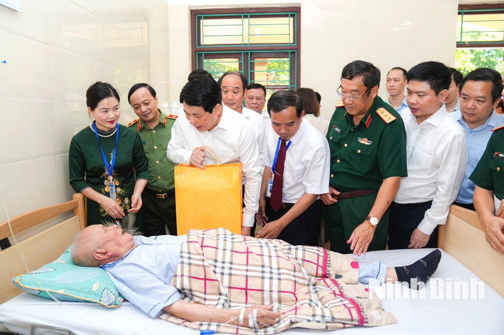 The State President Luong Cuong visits and presents gifts to wounded soldier Nguyen Xuan Mai, who is receiving treatment at the Duy Tien War Invalids Nursing Centre.