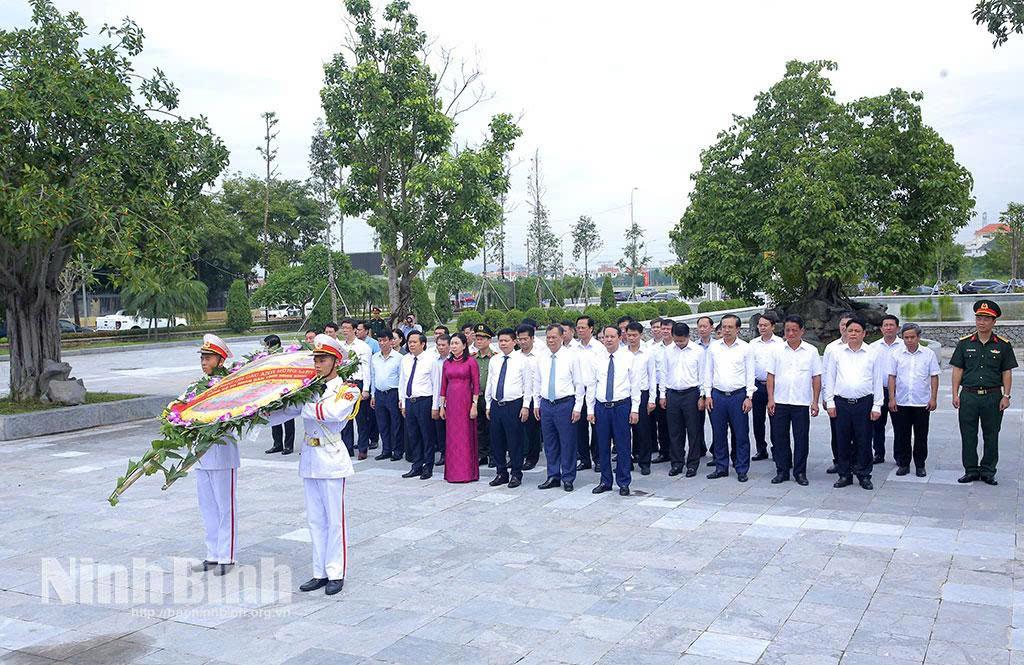 The delegation lays wreath at provincial matyr's memorial site.