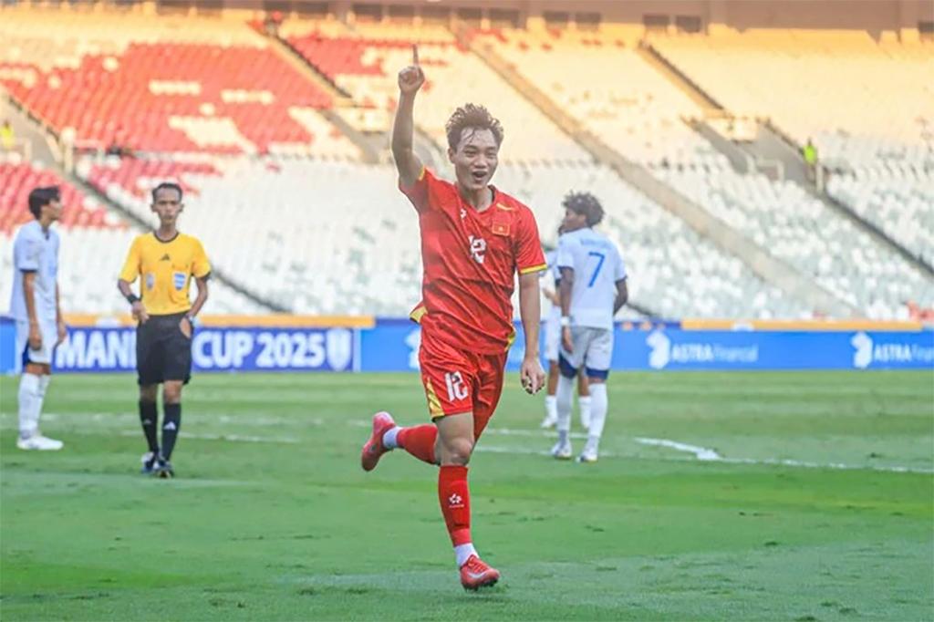 Xuan Bac scores the second goal for Viet Nam. (Photo: VNA)