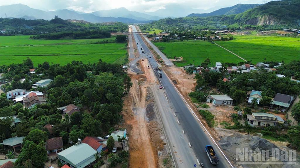 The construction of the Hoa Lien Tuy Loan expressway is being carried out with maximum mobilisation of manpower and materials to ensure completion in celebration of National Day on September 2. (Photo: nhandan.vn)