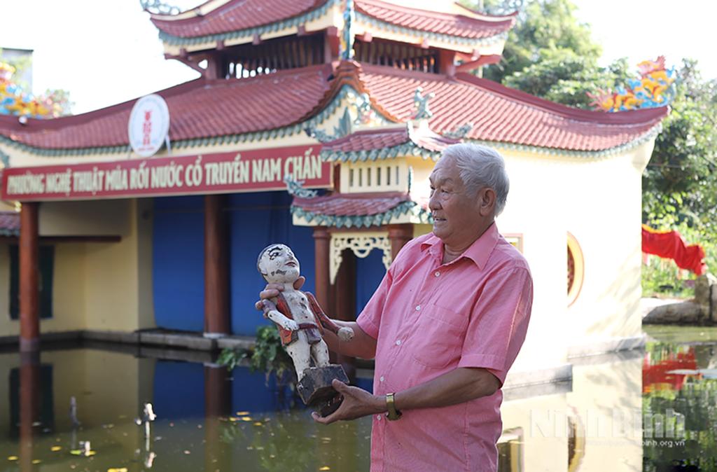 Old craftmen of Rach Village introduce Teu character in folk tales.