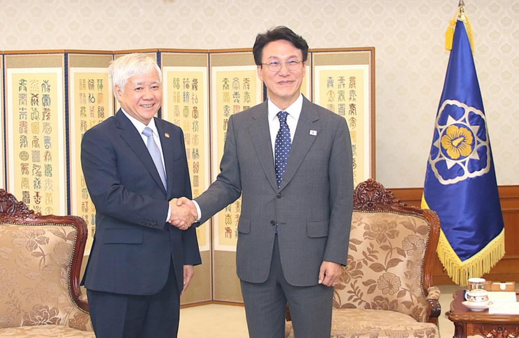 Politburo member, Party Central Committee Secretary and President of the Vietnam Fatherland Front Central Committee Do Van Chien (L) meets with RoK Prime Minister Kim Min Seok on July 31. (Photo: VNA)