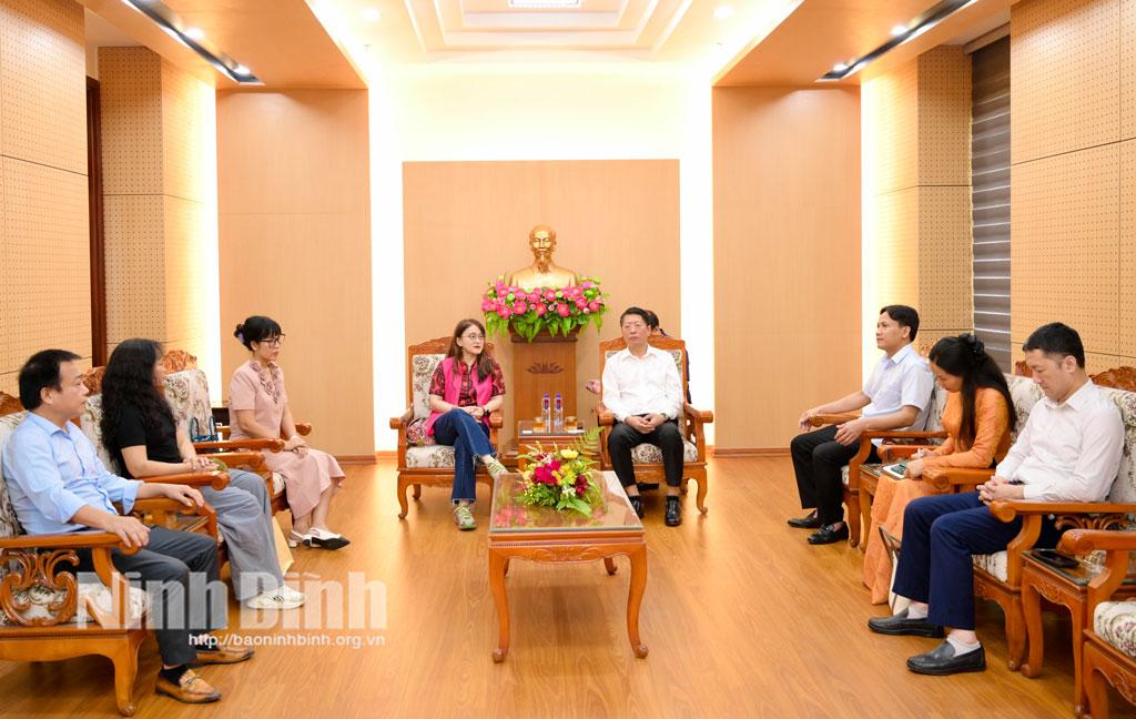 Standing Vice Chairman of provincial people's committee Tran Song Tung had a working session with a delegation from the Photographic Society of America (PSA) led by its Vice President Agatha Anne Bunanta.