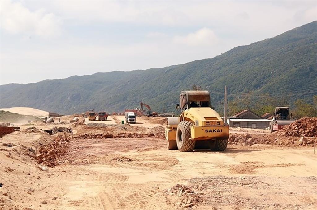 A road project under construction in Dak Lak province. (Photo: VNA)