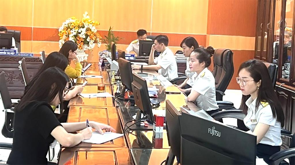 In July 2025, state budget revenue is estimated to reach 236.9 trillion VND, equal to 12% of the annual estimate. (Photo: MINH PHUONG)