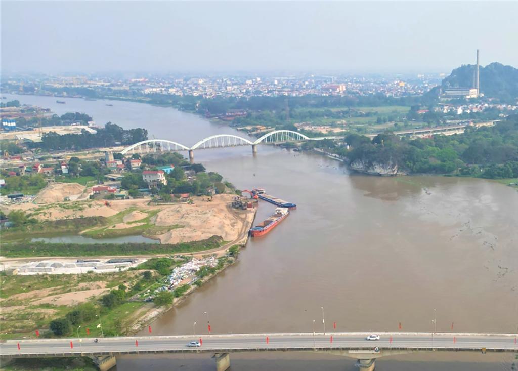 Ninh Binh plans to develop urban areas and services along Day river’s banks.