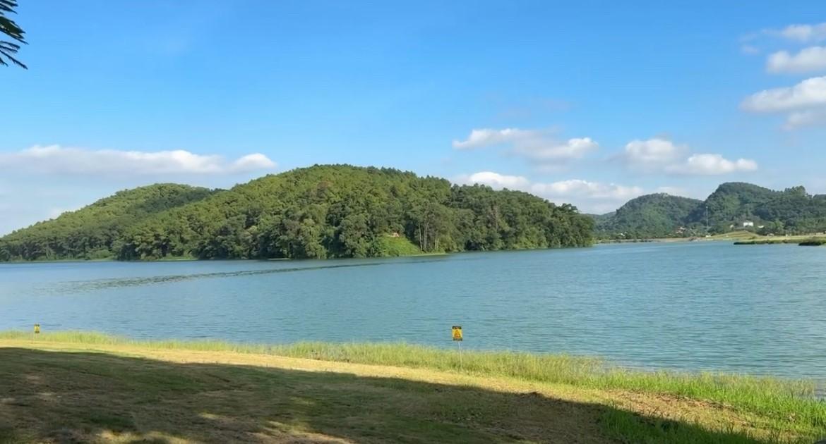 Dong Chuong Lake.