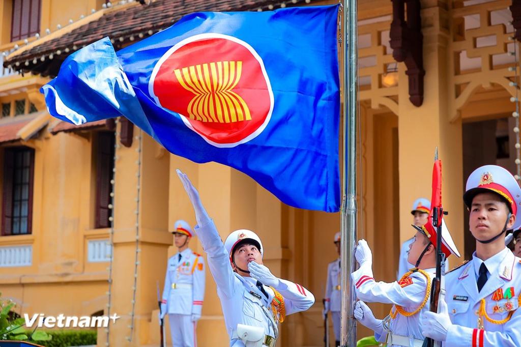 The ASEAN flag hoisting ceremony is an annual event organised on August 8 at the headquarters of the Ministry of Foreign Affairs to celebrate the founding anniversary of the regional bloc. (Photo: VNA)