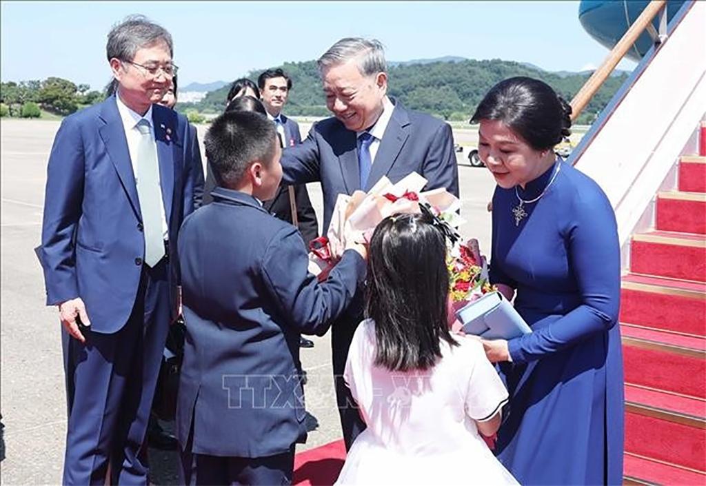 Party General Secretary To Lam and his spouse Ngo Phuong Ly arrive in Seoul on August 10 afternoon (local time). (Photo: VNA)
