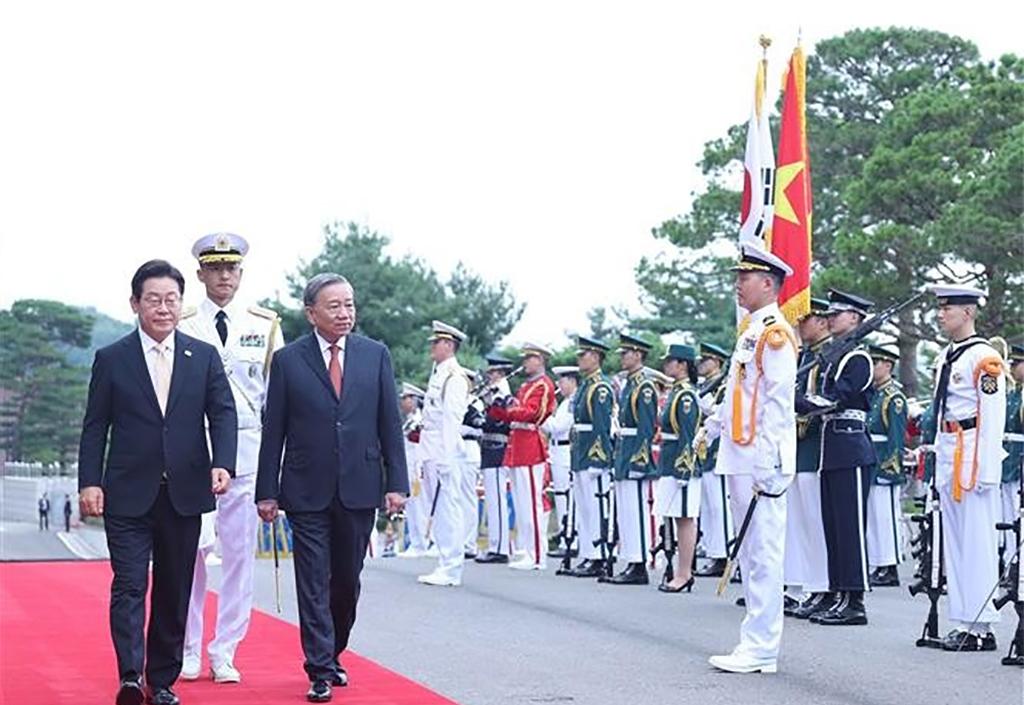 President of the Republic of Korea Lee Jae Myung (L) and General Secretary of the Communist Party of Vietnam Central Committee To Lam review the guard of honour. (Photo: VNA)