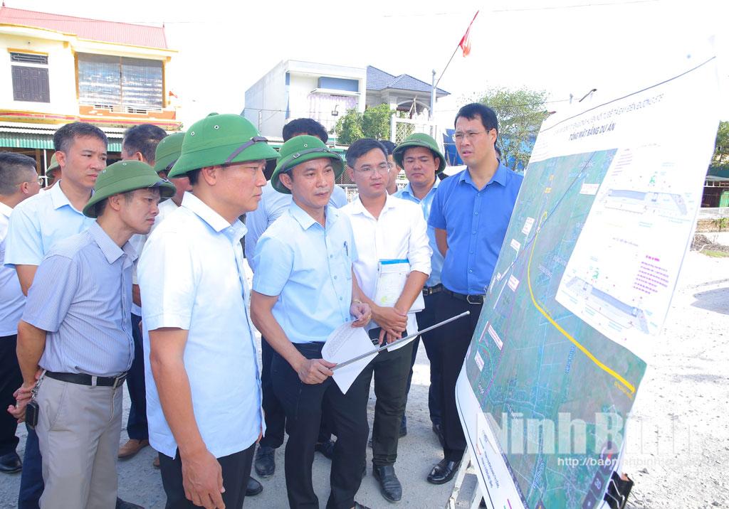 The Vice chairman of provincial people's committee Nguyen Cao Son inspect construction at Project to build a road connecting the Day river’s left dike to road 57B in Y Yen.