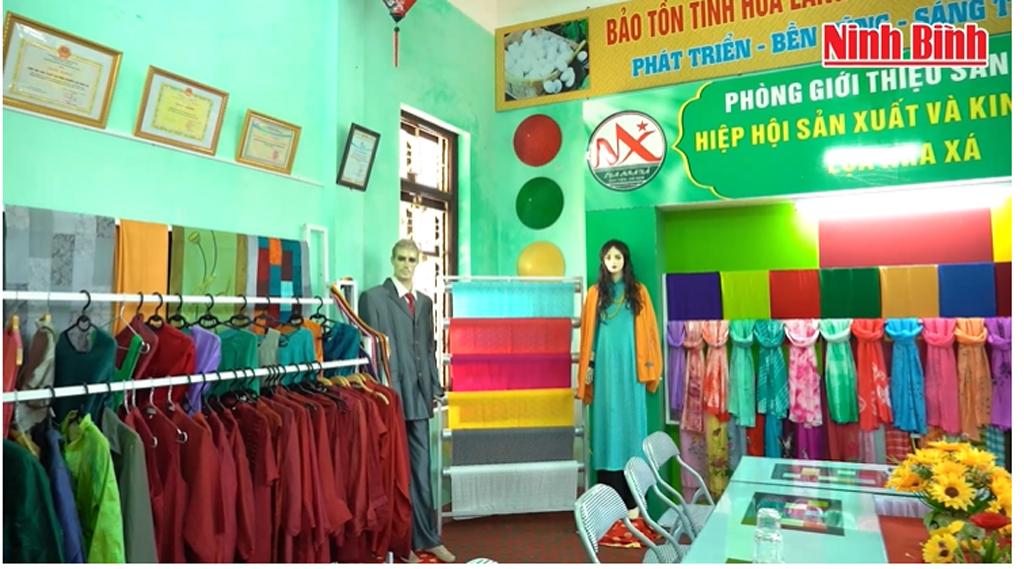 The traditional Nha Xa silk weaving craft.