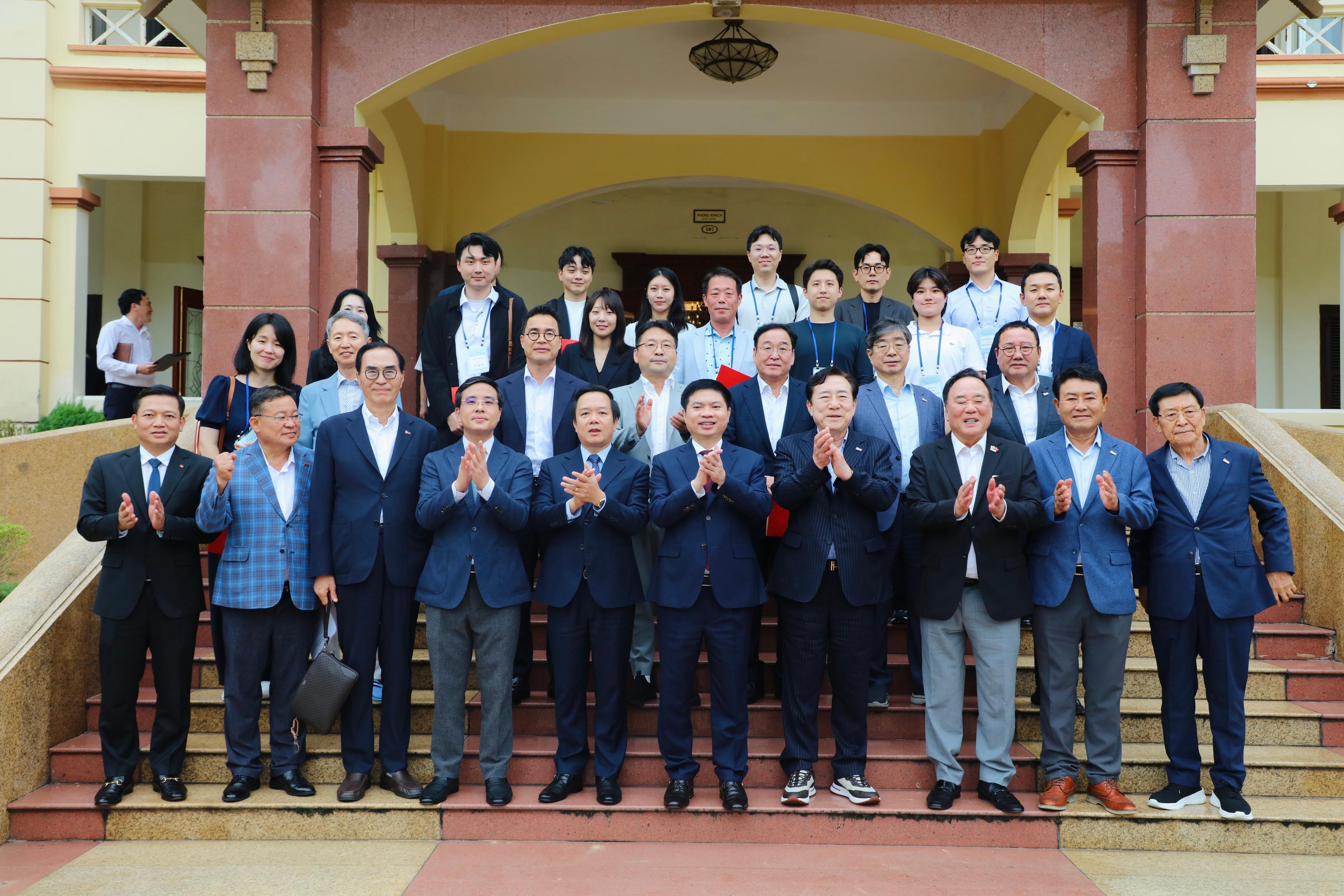 Provincial leaders work with the Korea Federation of Small and Medium Businesses.