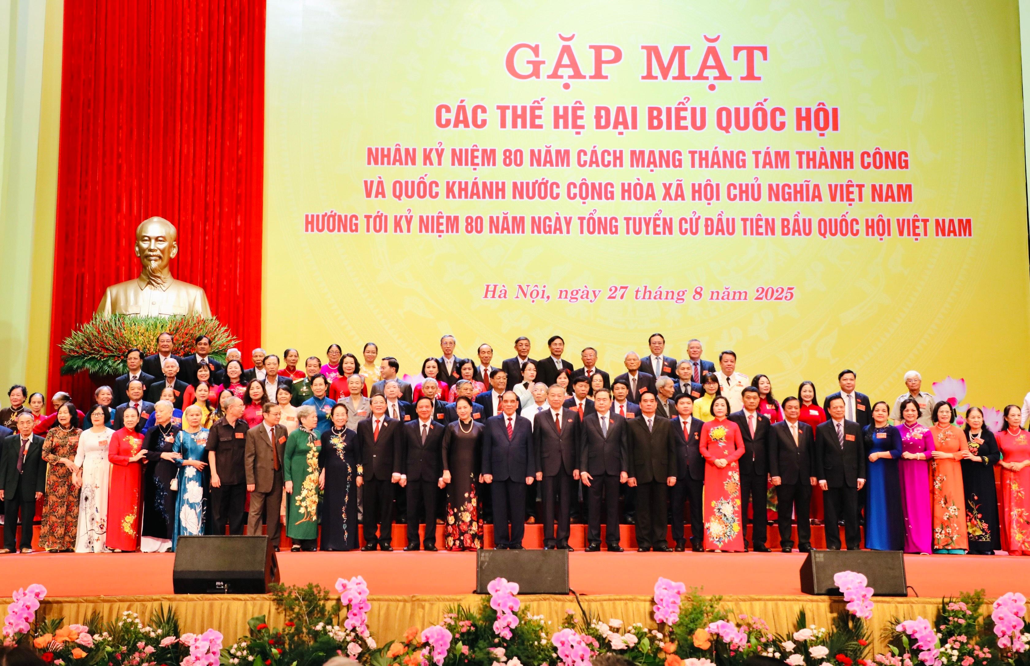 Generations of Ninh Binh provincial delegation of NA deputies at the meeting.
