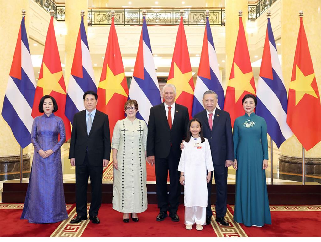 General Secretary of the Communist Party of Vietnam Central Committee To Lam, State President Luong Cuong, and their spouses jointly preside over a state banquet in Hanoi on September 1 in honour of First Secretary of the Communist Party of Cuba Central Committee and President of Cuba Miguel Díaz-Canel Bermúdez and his spouse Lis Cuesta Peraza, (Photo: VNA)