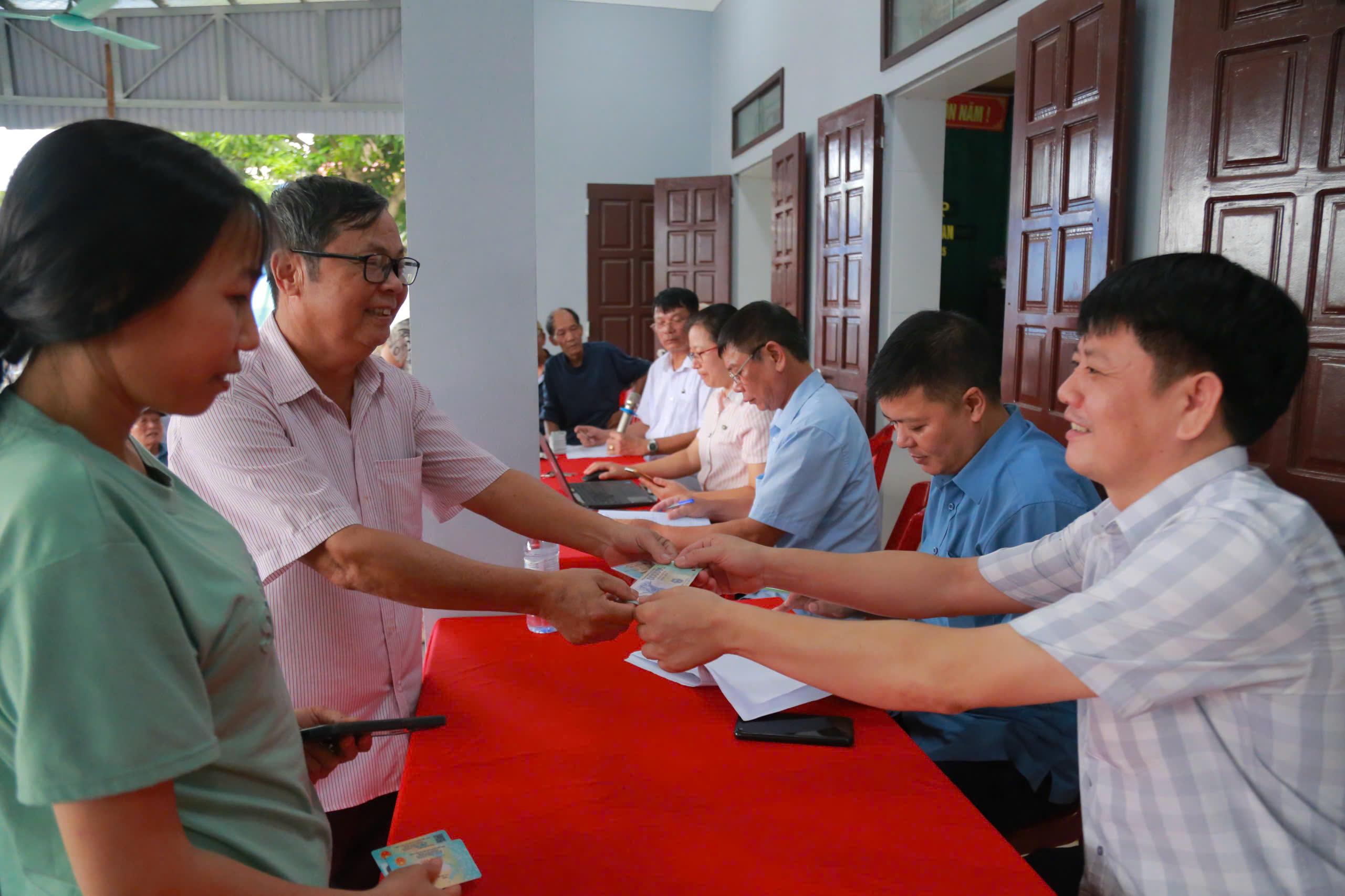 Residents of Nam Ly commune happily receive National Day gifts.