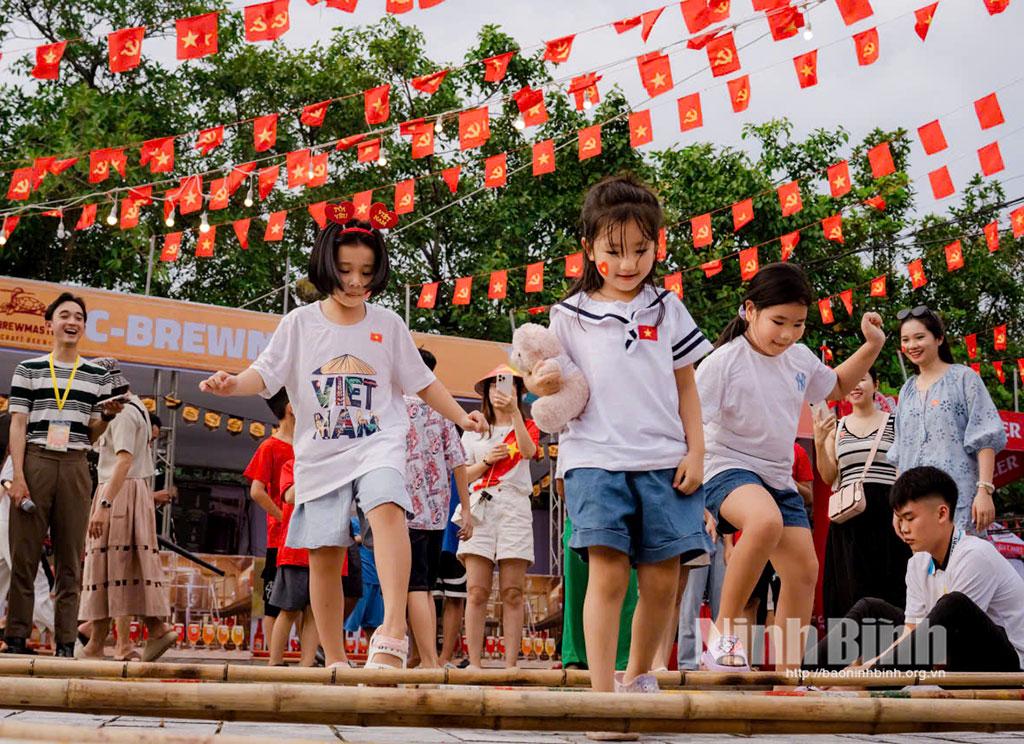 Local tourist destinations welcomed over 420,000 during the four-day National Day holidays.