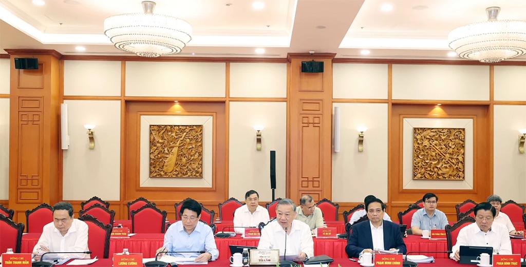 Party General Secretary To Lam presides over the working session between the Politburo and the Standing Board of the Party Committee of the Central Party Agencies on September 9. (Photo: VNA)