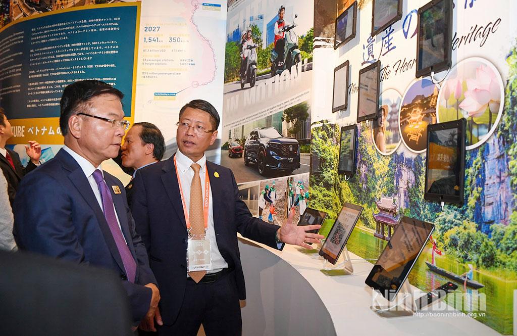 Deputy Prime Minister Le Thanh Long and leaders of a number of ministries and branches visit the Vietnam Exhibition House.