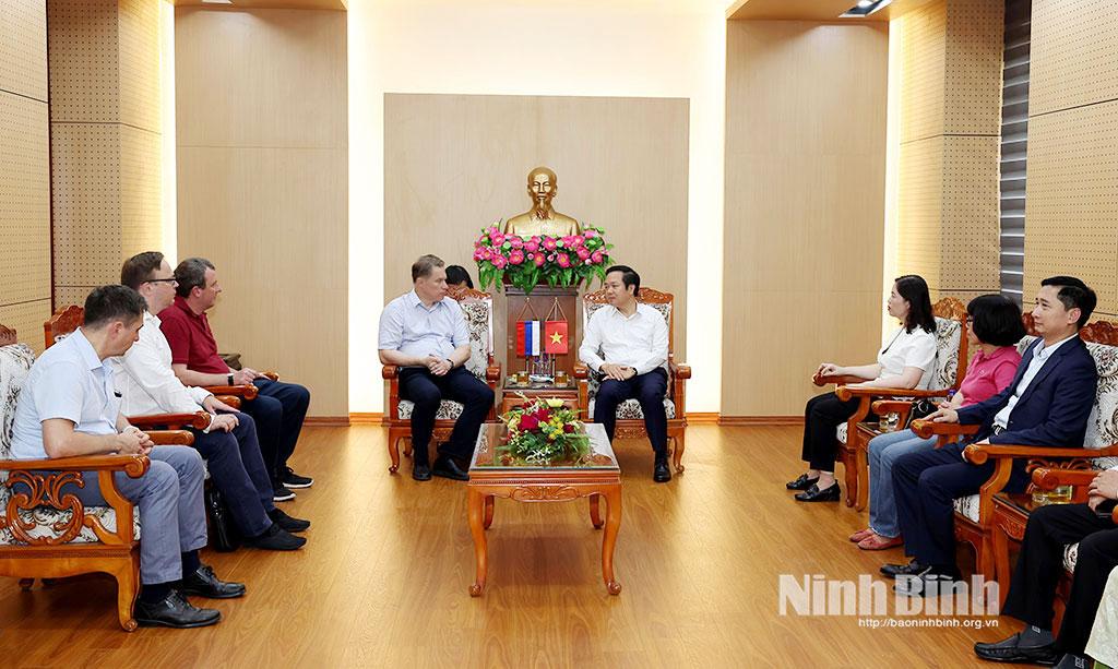 Chairman of provincial People’s Committee receives delegation of Russian Ministry of Health
