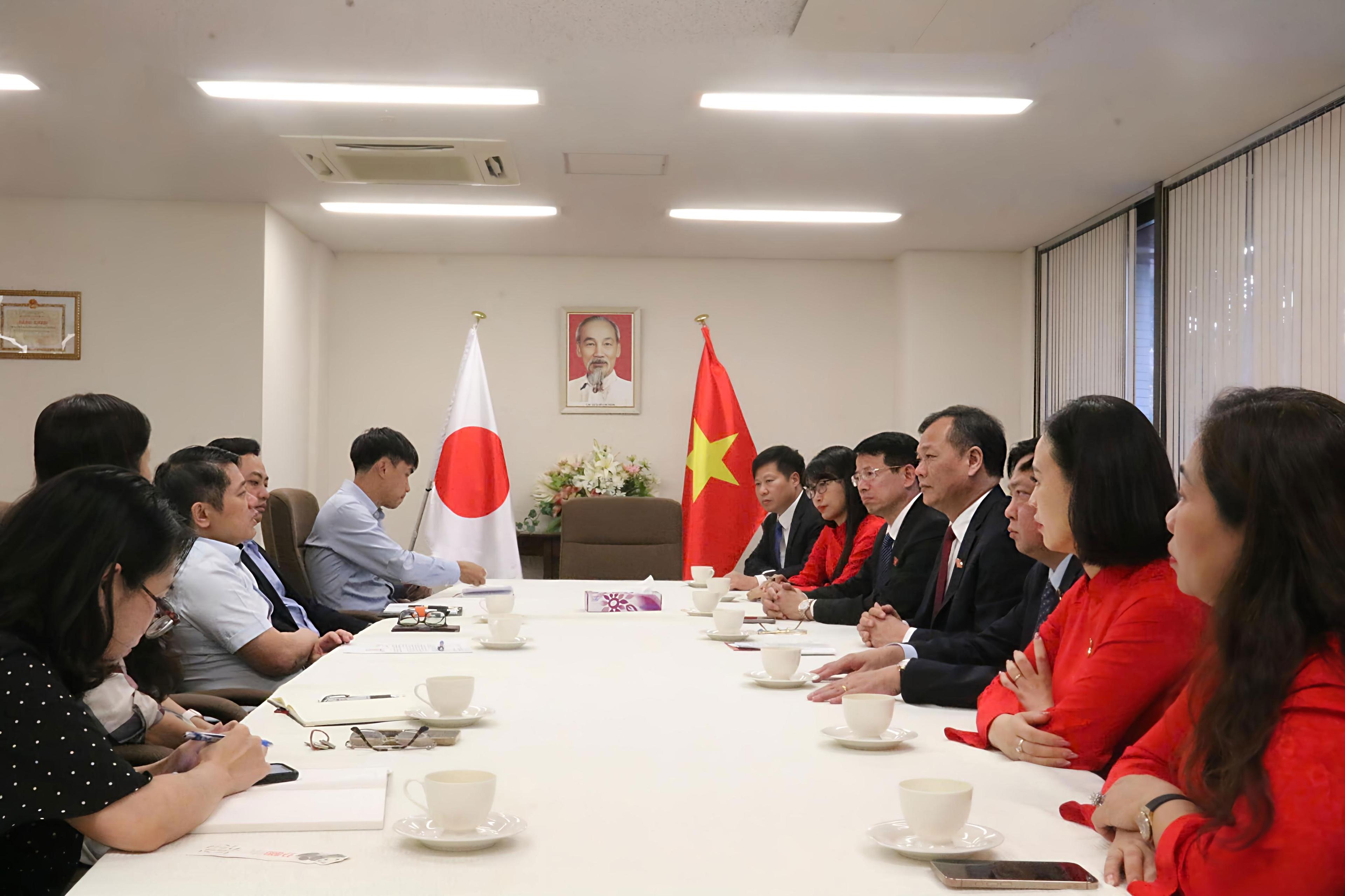 The delegation had a working session with Consulate general of Vietnam in Osaka, Japan.