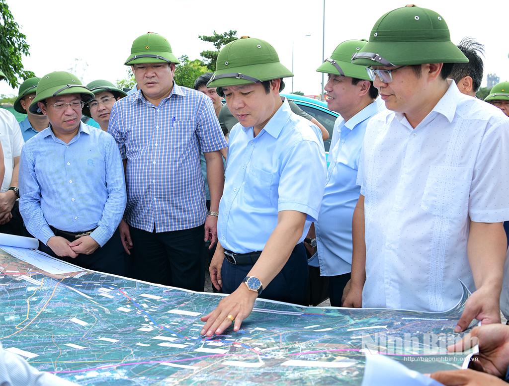 Chairman of provincial people's committee Pham Quang Ngoc inspects at Mai Son intersection.