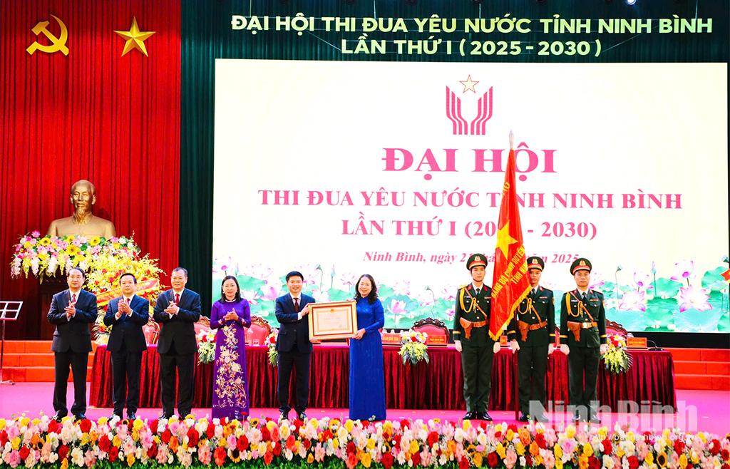 State president, Vo Thi Anh Xuan presented over the First-Class Labour Order to Ninh Binh.