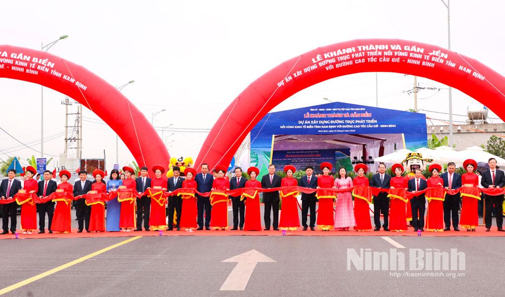 Provincial leaders and delegates performed the ribbon-cutting ceremony for the projects to welcome the first Congress of the provincial Party Organisation for the 2025-2030 term.