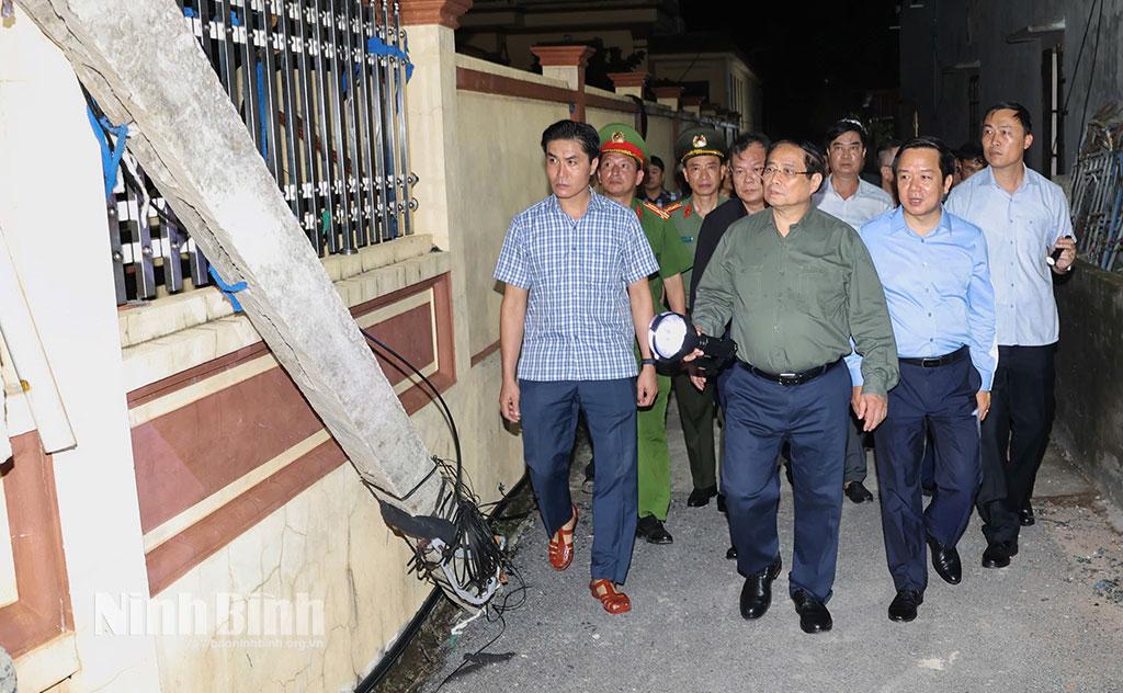 The PM inspects and direct the recovery of conequences in Ninh Binh.
