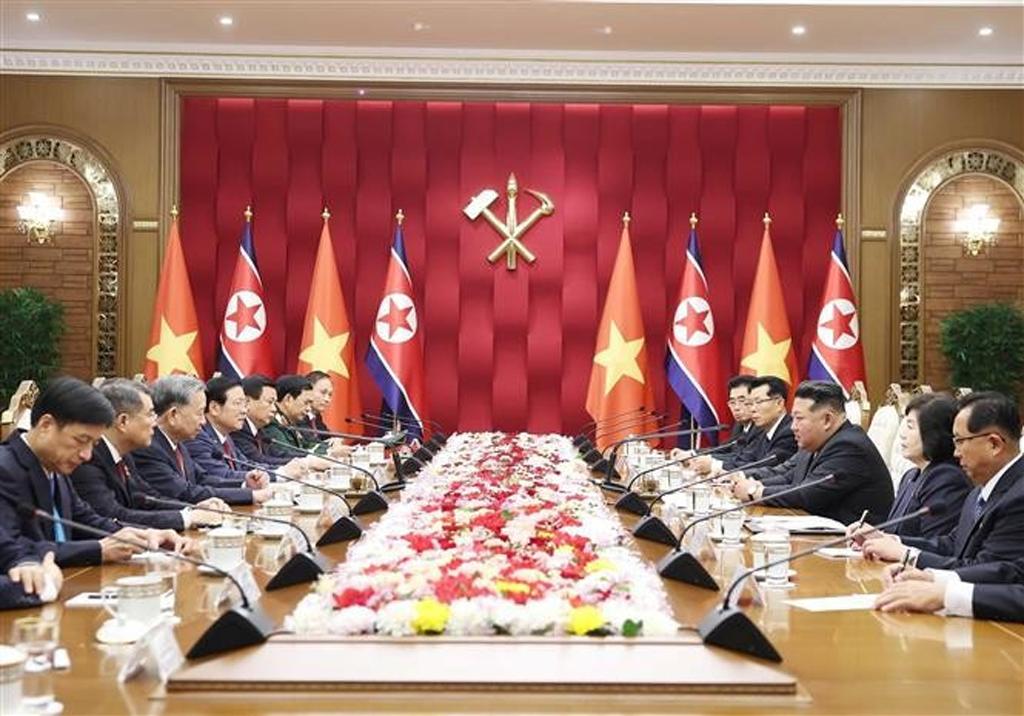 General Secretary of the Communist Party of Vietnam (CPV) Central Committee To Lam holds talks with General Secretary of the Workers' Party of Korea (WPK) and President of the State Affairs of the Democratic People's Republic of Korea (DPRK) Kim Jong Un. (Photo: VNA)