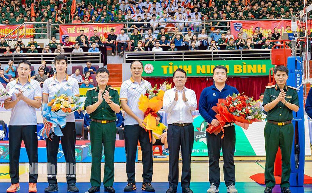 Secretary of Ninh Binh provincial party committee Dang Xuan Phong congratulates Border Guard MB.