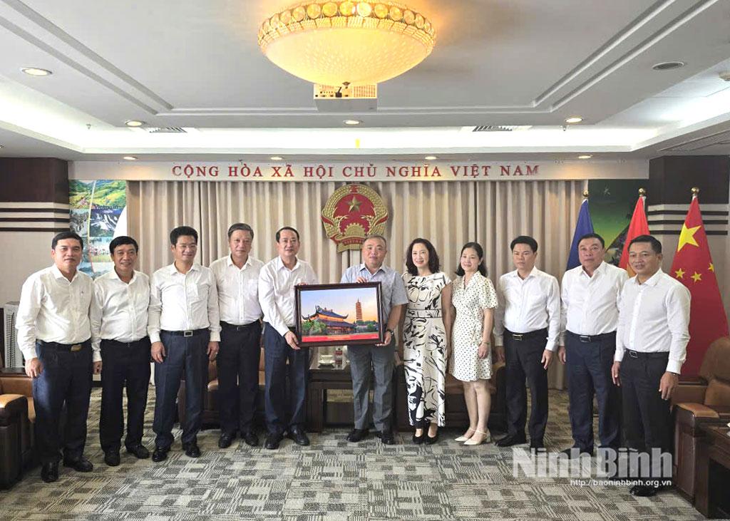 The delegation visit the Consulate General of Vietnam in Shanghai on October 12.