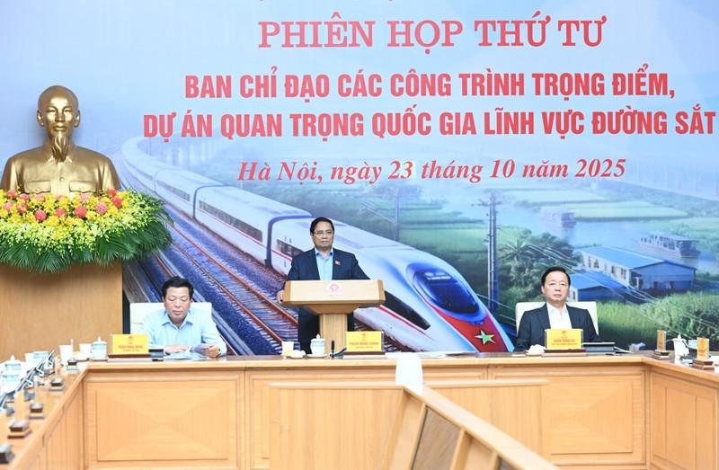 Prime Minister Pham Minh Chinh addressrd the fourth meeting of the steering committee for key national railway projects on October 23. (Photo: NDO)