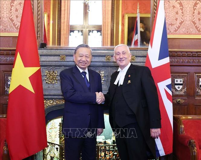 General Secretary of the Communist Party of Vietnam (CPV) Central Committee To Lam (L) meets with Speaker of the UK House of Commons Lindsay Hoyle (Photo: VNA)