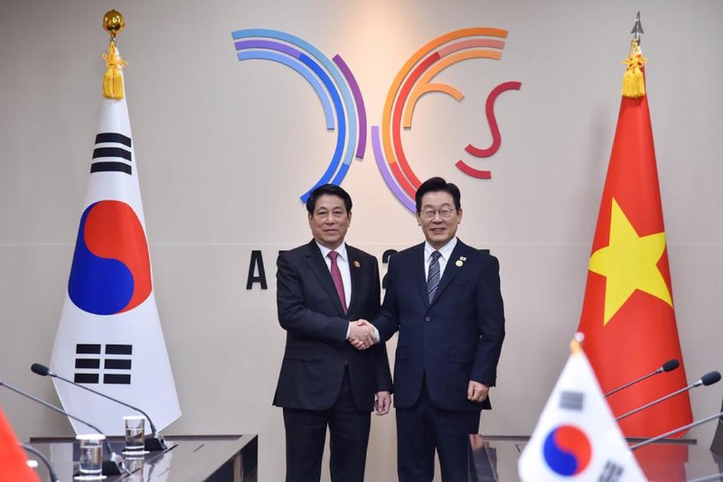 Vietnamese State President Luong Cuong and Korean President Lee Jae Myung.