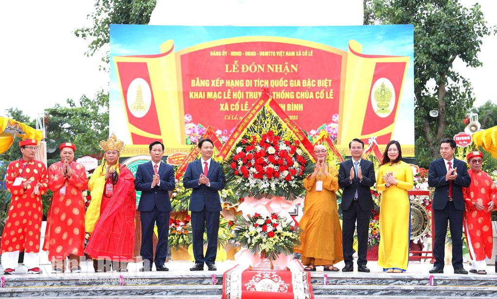 Secretary of provincial party committee presents flowers to congratulate the Party, administration and people of Co Le commune.