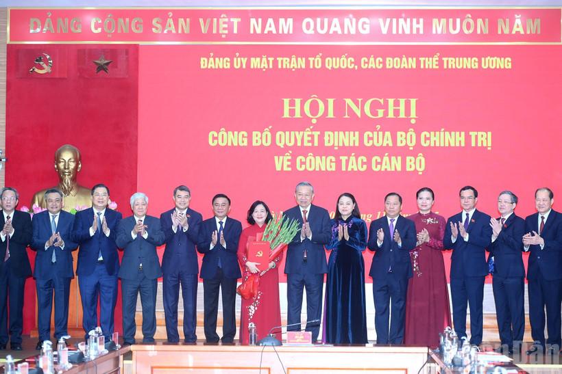 Party General Secretary To Lam (R) presents an appointment decision for the Secretary of the Party Committee of the Vietnam Fatherland Front (VFF) and Central Mass Organisations to Bui Thi Minh Hoai (Photo: VNA)