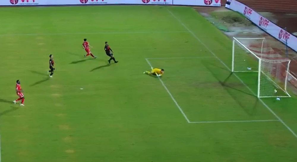 Huu Nam seized the opportunity to score the opening goal.
