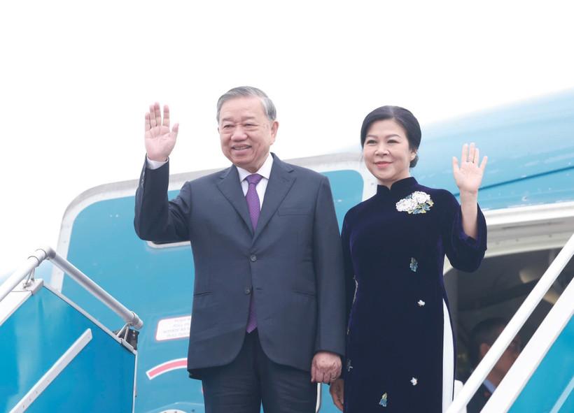 Party General Secretary To Lam and his spouse leave Hanoi on December 1 for a state visit to Laos. (Photo: VNA)