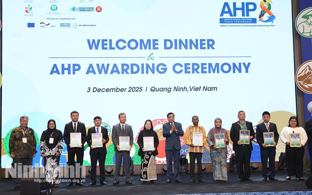 Leaders of ACB and Ministry of Agriculture and Environment of Vietnam presented Certificates of ASEAN’s heritage parks.