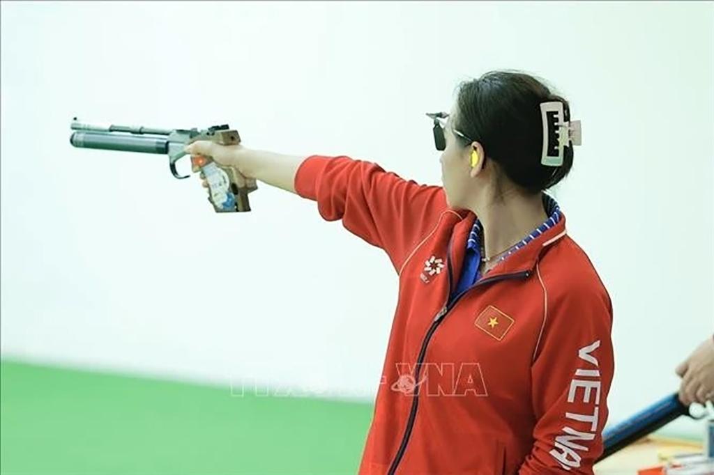 Shooter Trinh Thu Vinh competes in the final of the 10m air pistol mixed team event on December 15 (Photo: VNA)
