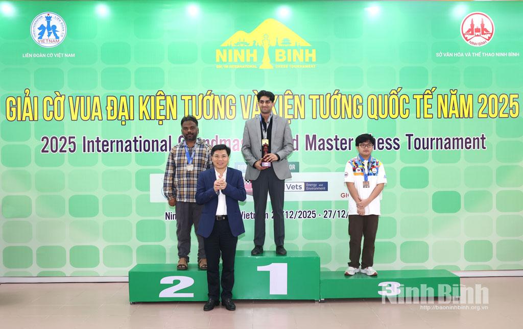 Vidyarthi Vyom (in the middle) of the US claims the championship title.