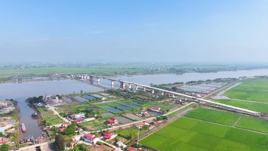 Ninh Binh studies urban planning on both banks of Day River.