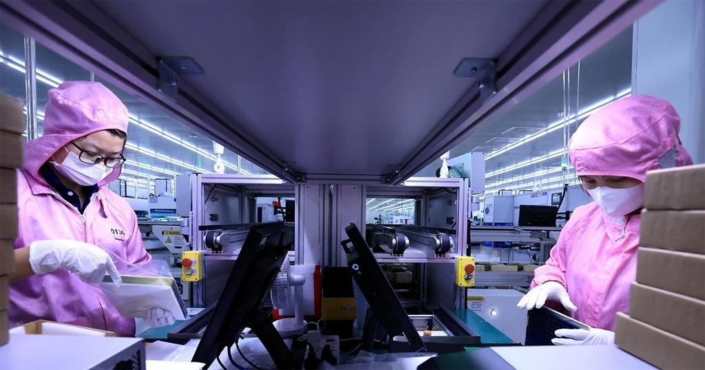 Workers check products before packaging at Toyo Solar Co., Ltd., a 100% Japanese-owned solar panel manufacturer in Cam Khe Industrial Park, Phu Tho province. (Photo: VNA)