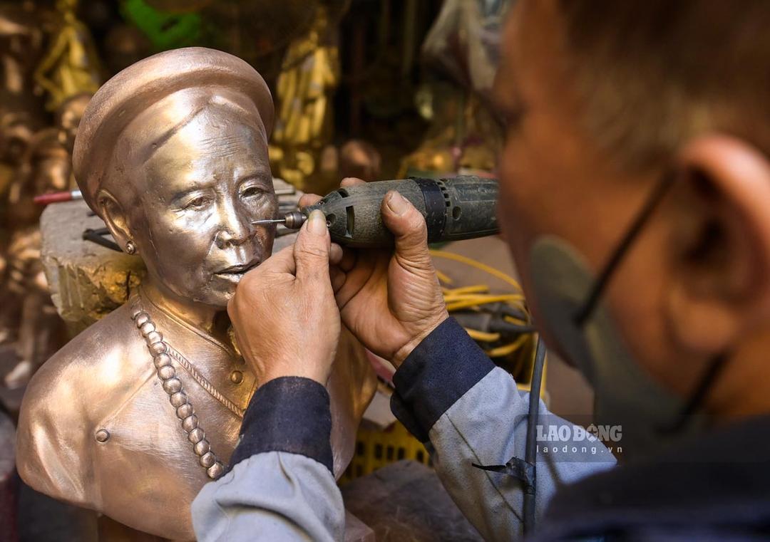 Casting bronze in Van Diem village.