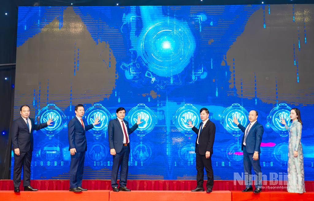 Delegates press button to open the competition.