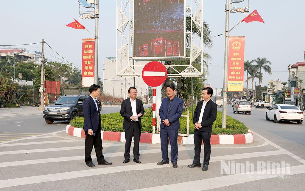 Secretary of Provincial Party Committee inspects communication work for 14th National Party Congress in Phu Ly ward.